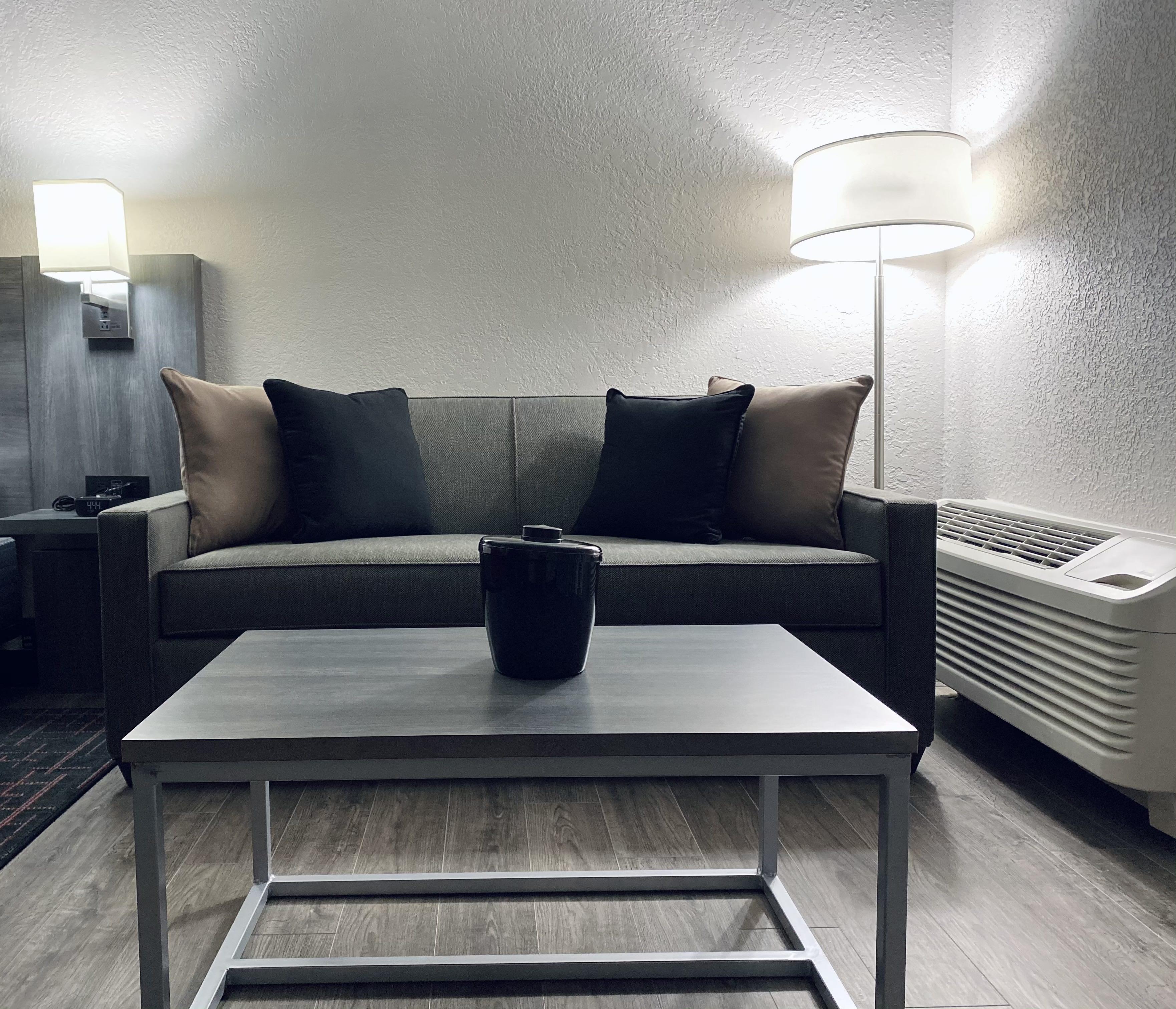 Ramada By Wyndham Hartford North - Bradley Airport