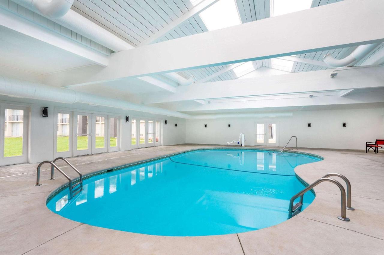 Hotel Ramada By Wyndham Hartford North - Bradley Airport 3*