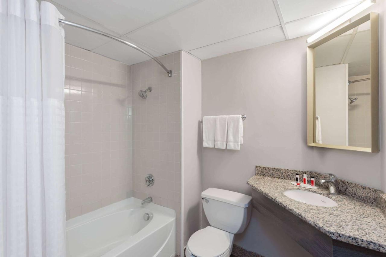 Hotel Ramada By Wyndham Hartford North - Bradley Airport