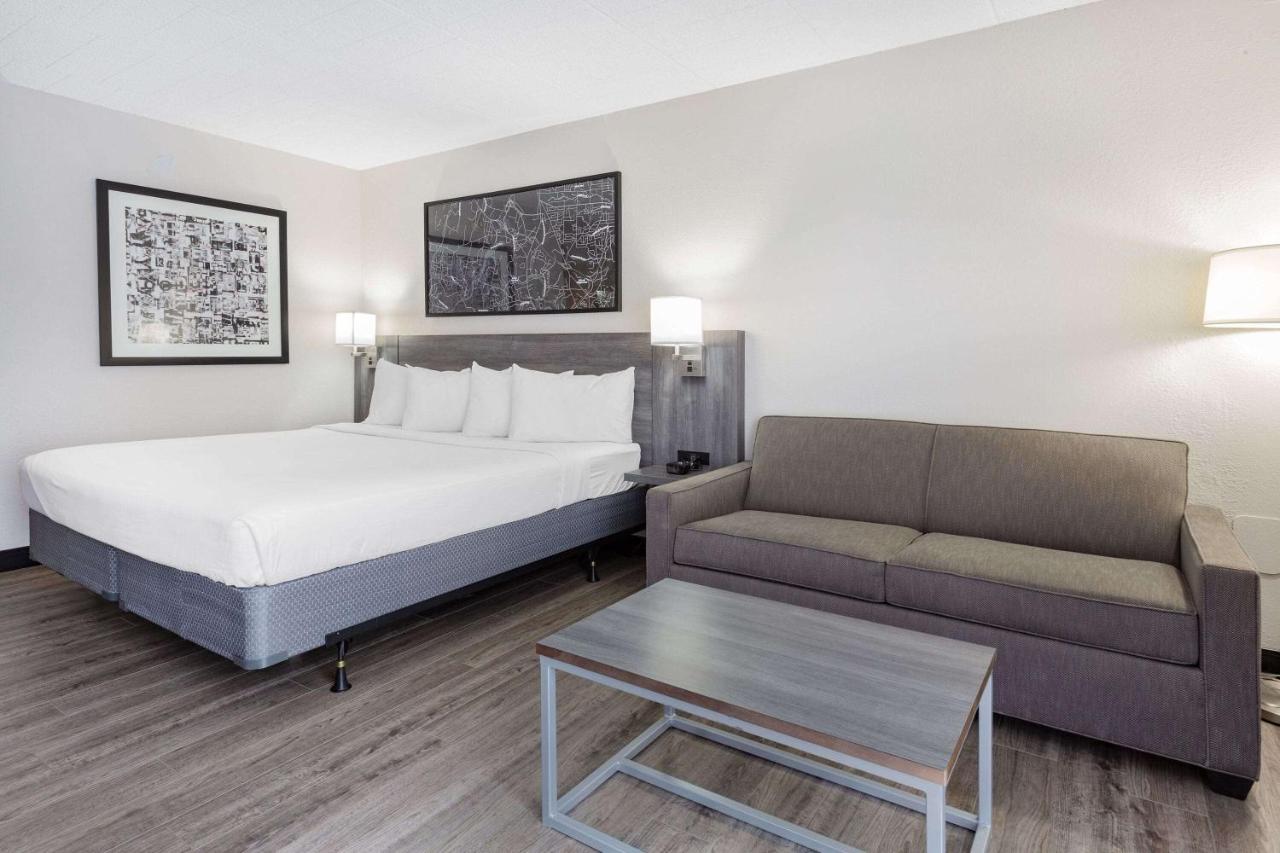 Hotel Ramada By Wyndham Hartford North - Bradley Airport