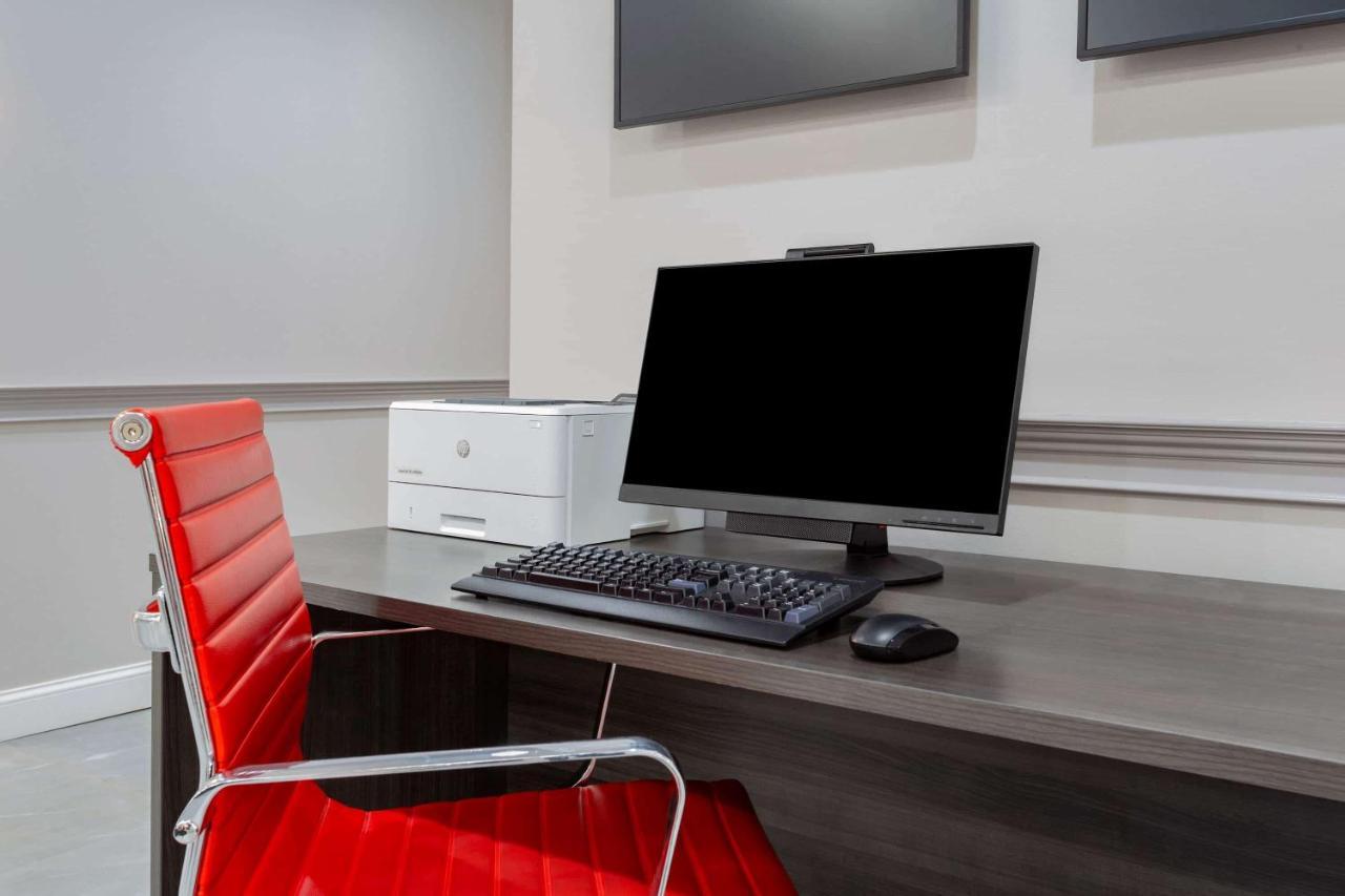 Ramada By Wyndham Hartford North - Bradley Airport