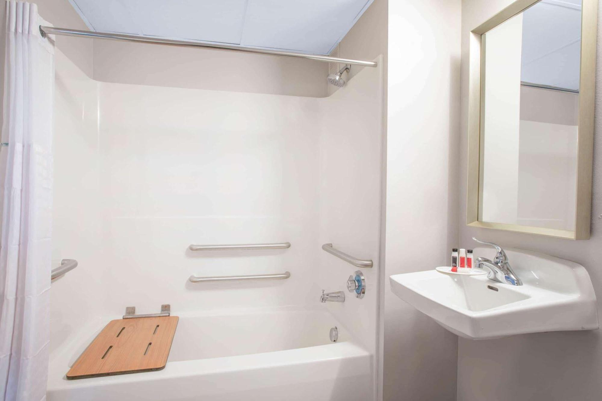 Ramada By Wyndham Hartford North - Bradley Airport