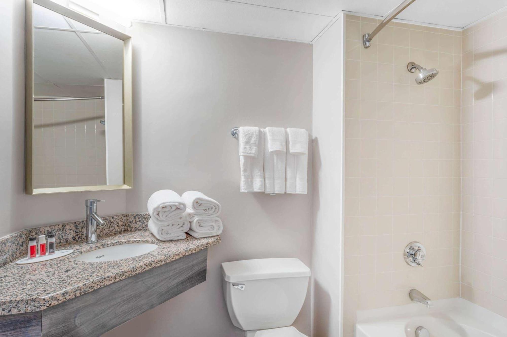Hotel Ramada By Wyndham Hartford North - Bradley Airport